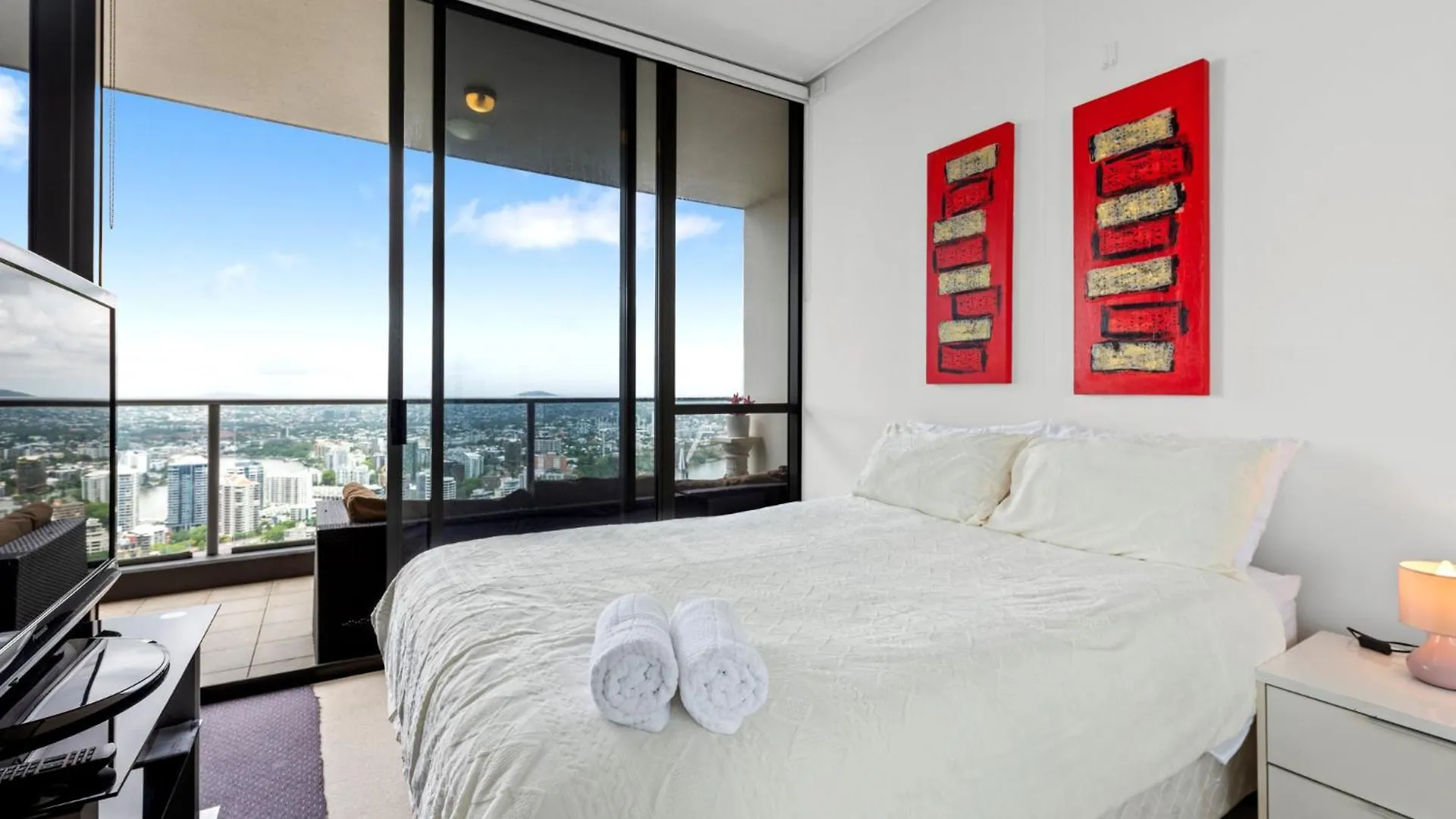 Urban Skyline 2-Bed With Pool & Gym Access Apartment Brisbane