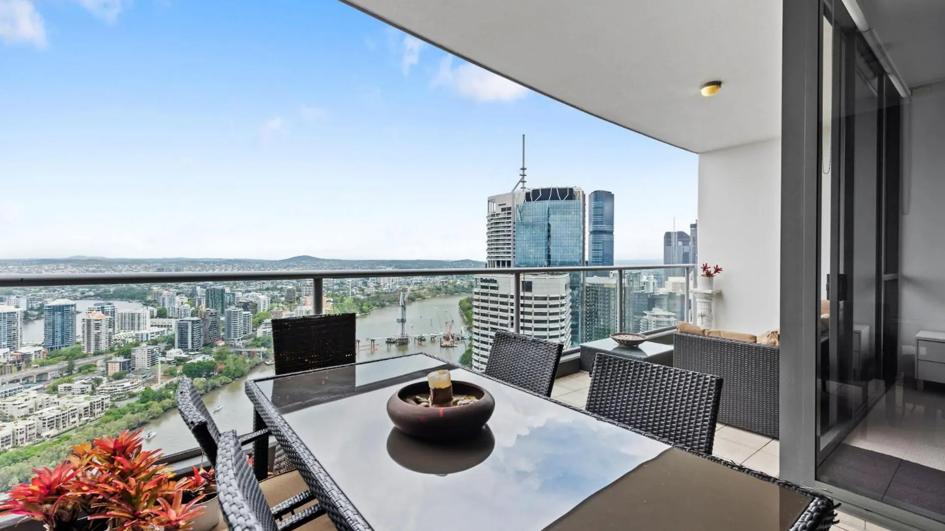 Urban Skyline 2-Bed With Pool & Gym Access Apartment Brisbane