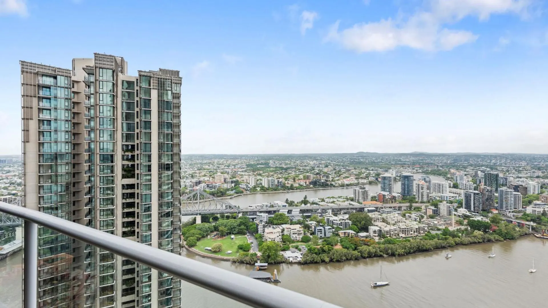 Urban Skyline 2-Bed With Pool & Gym Access Apartment Brisbane