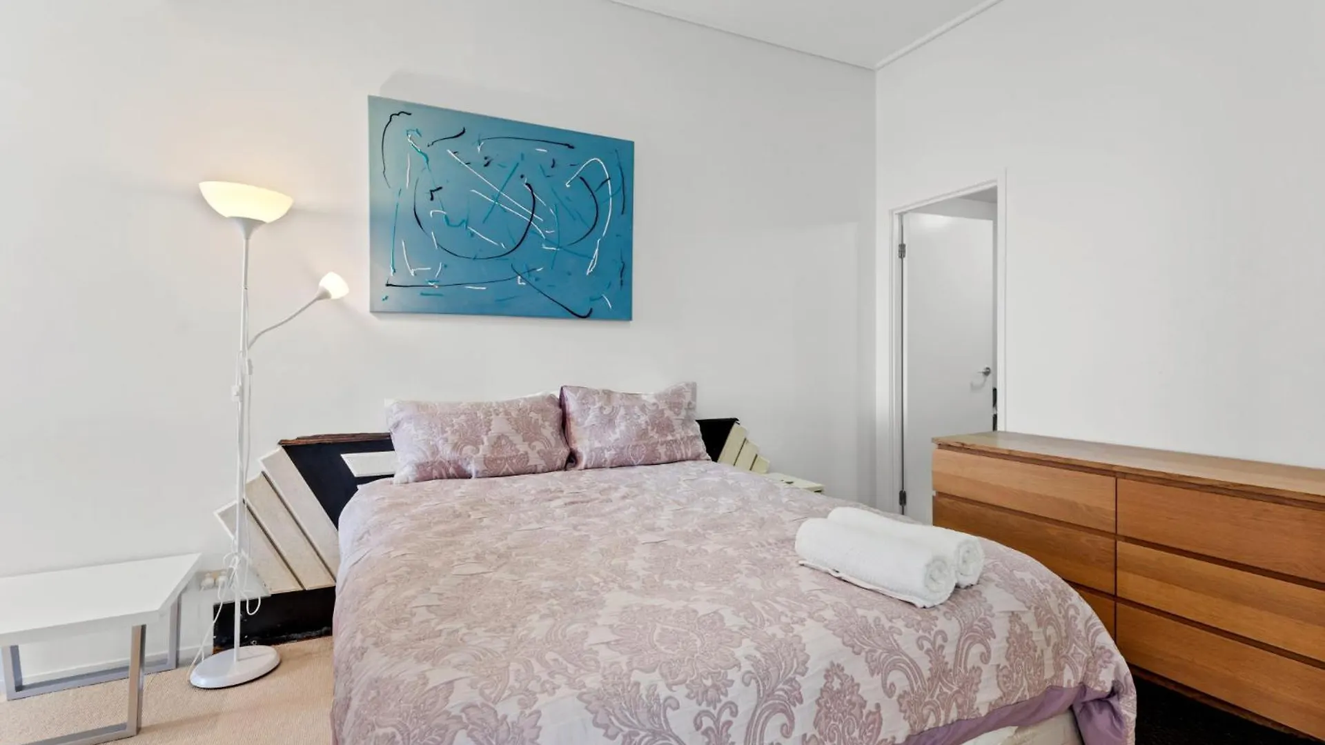 Urban Skyline 2-Bed With Pool & Gym Access Apartment Brisbane
