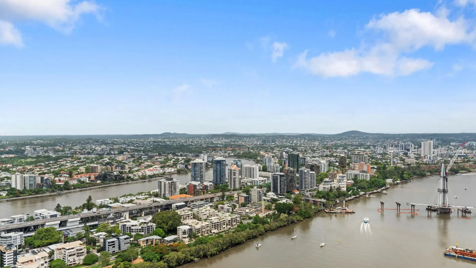 Urban Skyline 2-Bed With Pool & Gym Access Apartment Brisbane