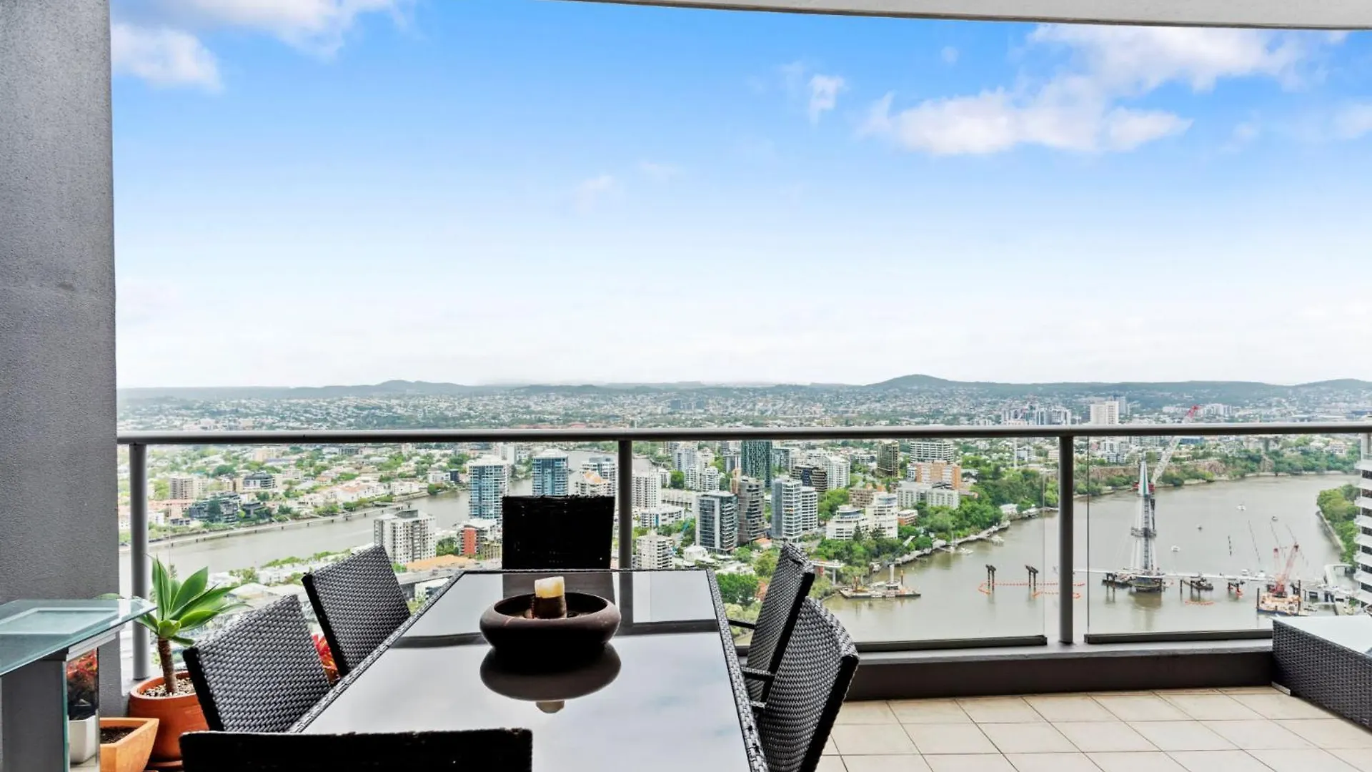 Urban Skyline 2-Bed With Pool & Gym Access Apartment Brisbane