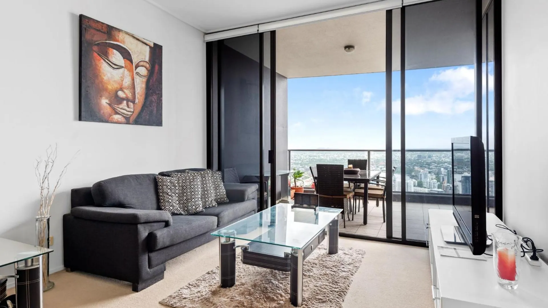Urban Skyline 2-Bed With Pool & Gym Access Apartment Brisbane